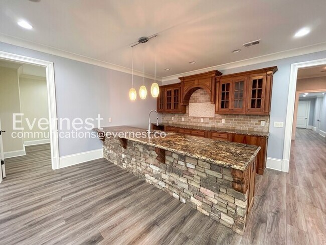 Building Photo - Spacious 7 Bed/8 Bath Home with Garage / Pet-Friendly / Available Now!