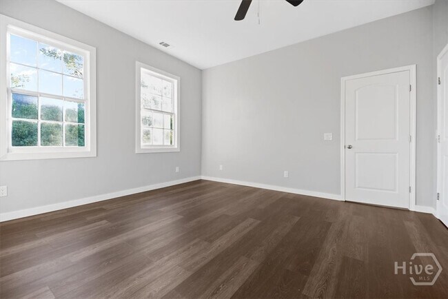 Building Photo - 318 E Waldburg St