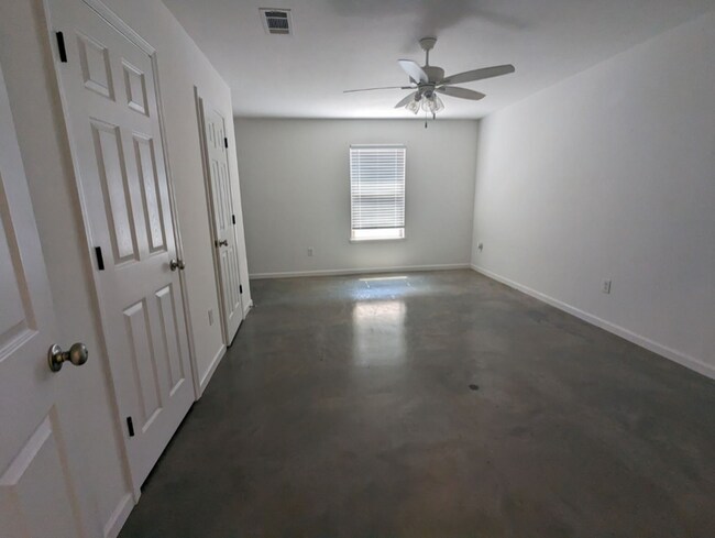 Building Photo - 242 Skylane Dr