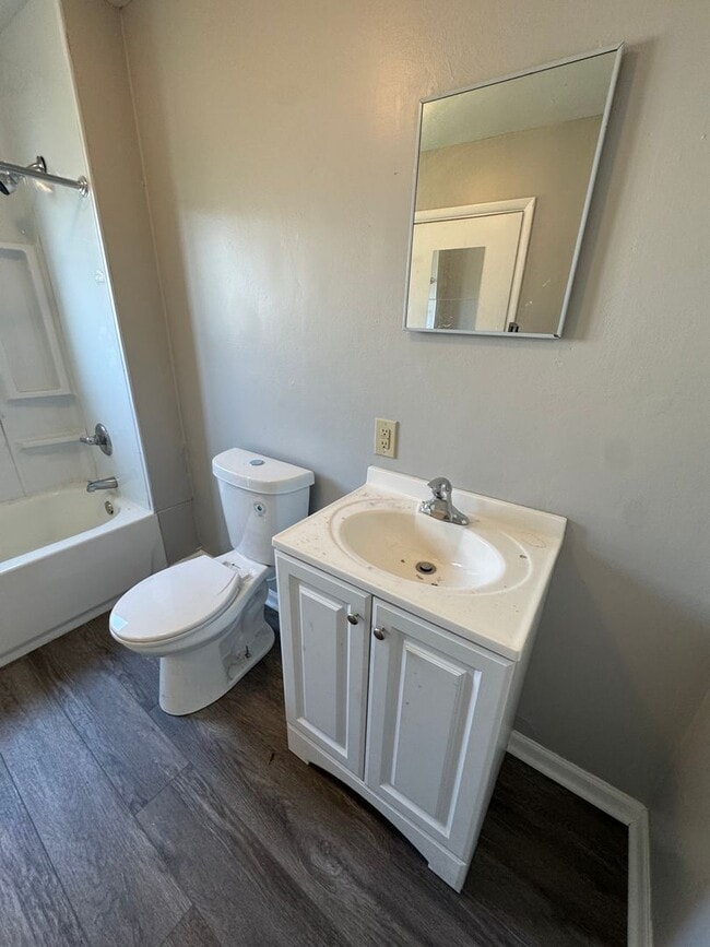 Building Photo - 4 Bedroom 2 Bath in Mckees Rocks!