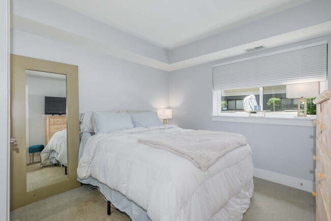 Building Photo - 1202 Jackson St NE