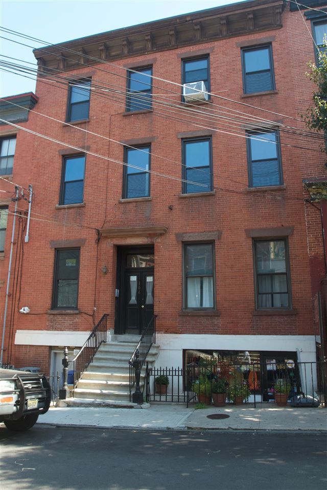 Building Photo - 106 5th St