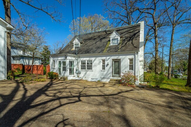 Building Photo - 3 Bedroom 2 Bath Classic