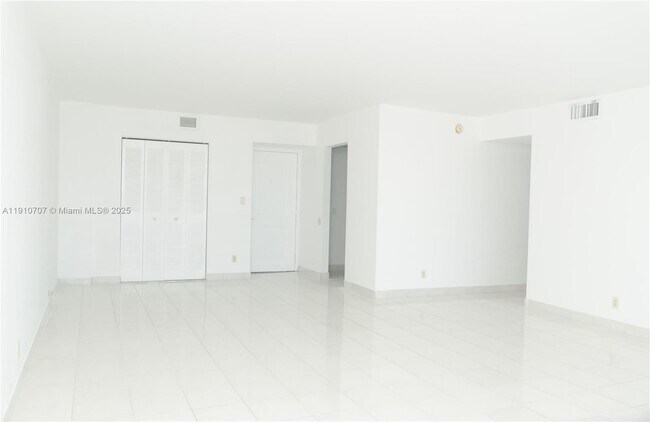 Building Photo - 100 Bayview Dr