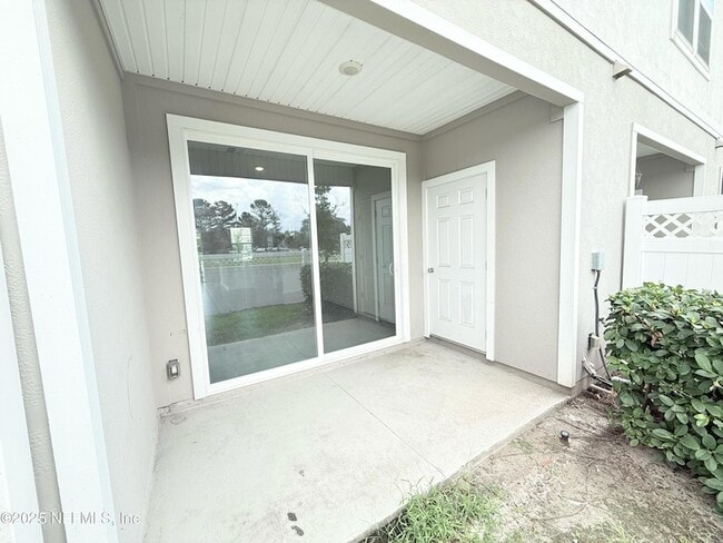 Building Photo - 523 Spanish Oaks Way
