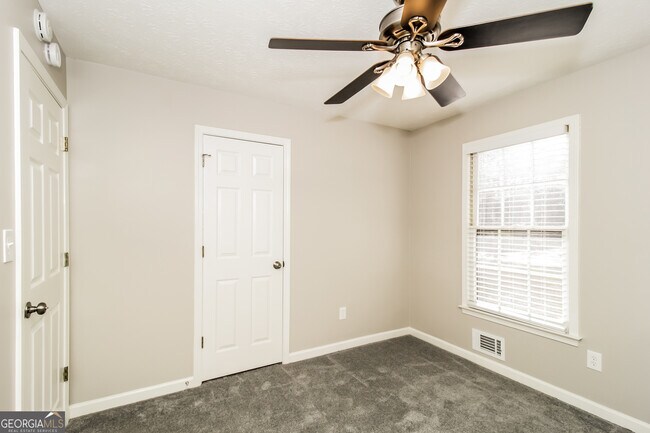 Building Photo - 585 Nottingham Dr