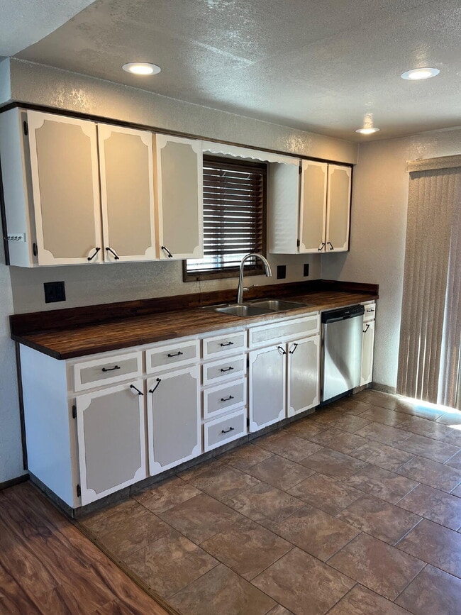 Building Photo - Charming 2-Bedroom Duplex in McMinnville