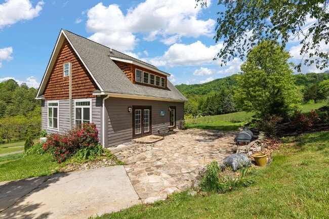 Building Photo - Charming 2 Bed / 3 Bath Home for Rent in Clyde, NC!