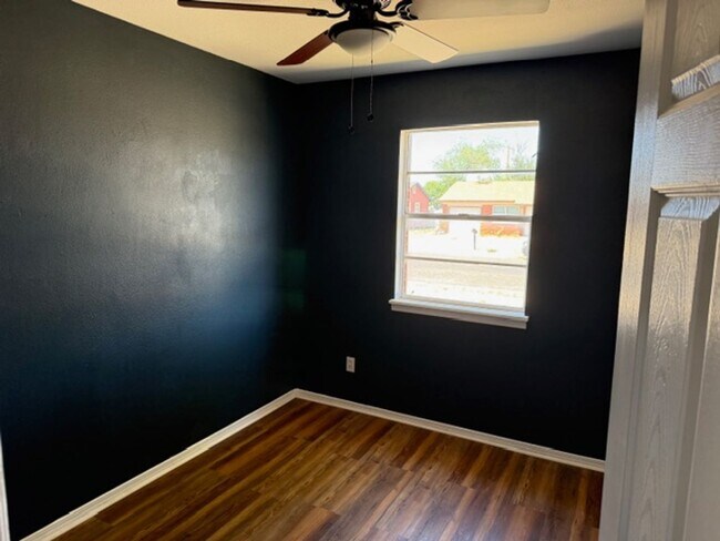 Building Photo - CALL FOR MOVE IN SPECIAL!!! Room for Everyone! Charming 4-Bed 1.5 Bath