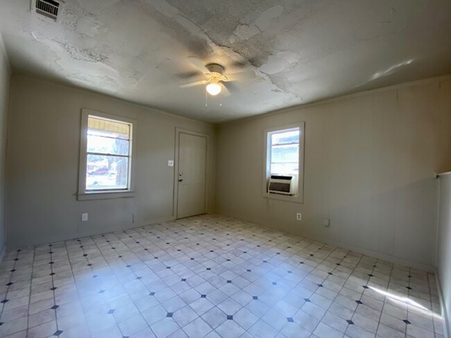 Building Photo - 2 Bedroom 1 Bath Home In Bossier City! - S...