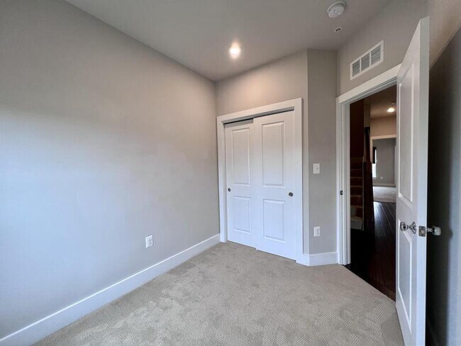 Building Photo - 818 Fern Pl NW