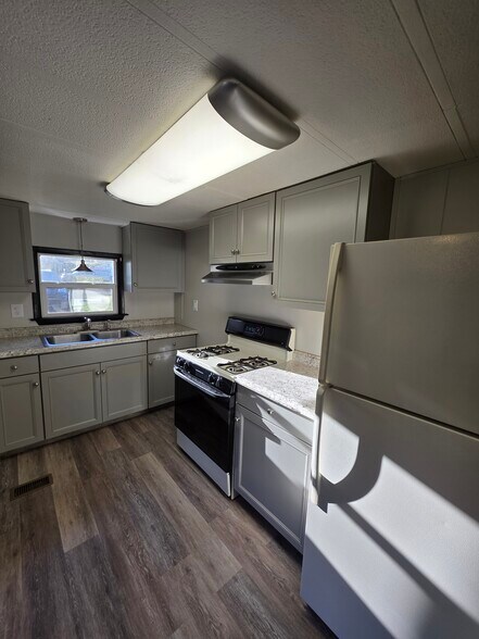 Building Photo - 1100 Pines Rd