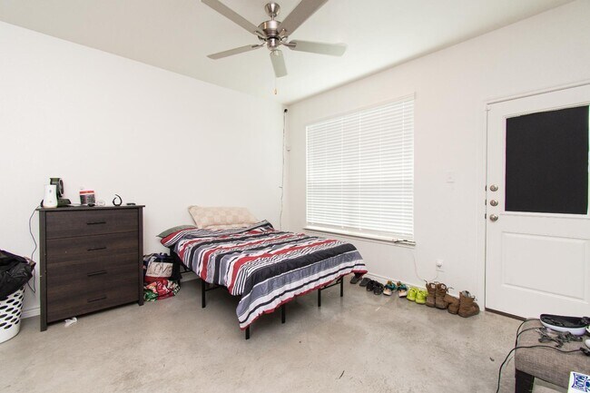 Building Photo - 624 Pacific Crest Trl