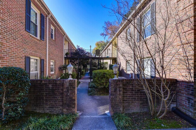 Building Photo - Beautifully Renovated 2BR/2BA with Community Pool!