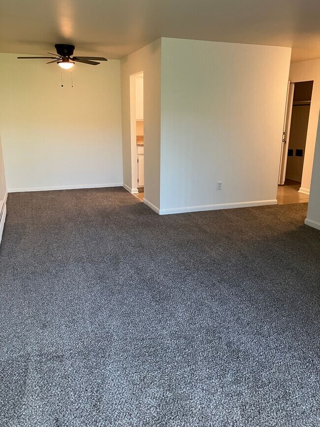 Building Photo - Convenient & Newly Updated 1-Bedroom Apart...