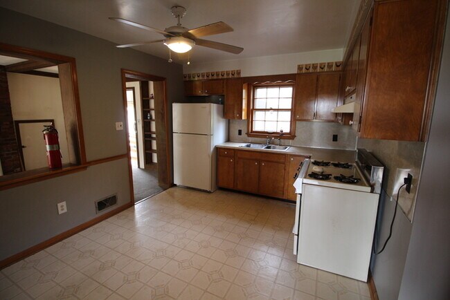 Building Photo - Three bedroom home off S Pope Lick Rd