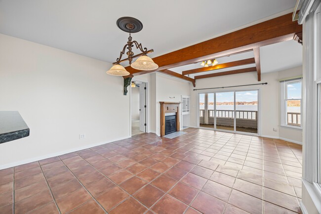 Building Photo - 372 Northwest Dr