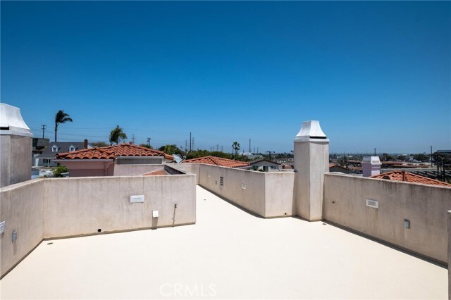 Building Photo - 711 N Paulina Ave