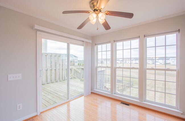 Building Photo - Great Views Overlooking the Golf Course - Large 3 Bedroom End unit TownHouse