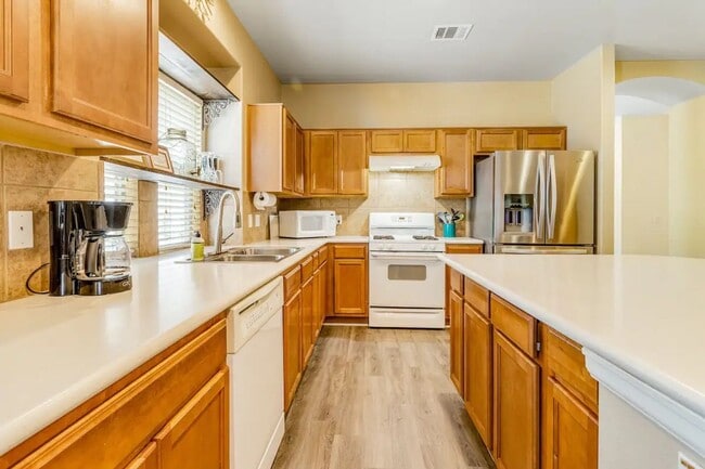 Building Photo - Charmer in Blanco River Village with Amazing Back Patio!