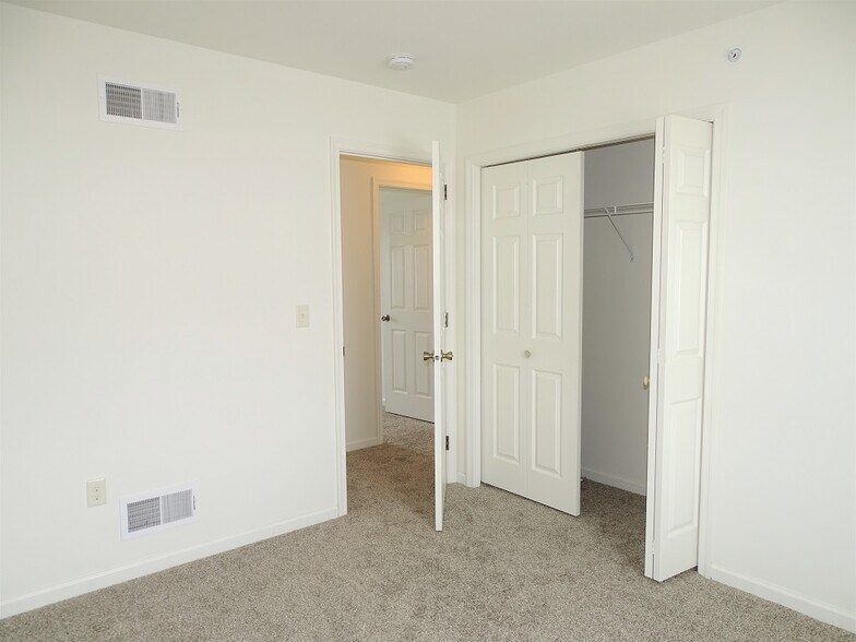 Building Photo - 344 Meadow View Dr