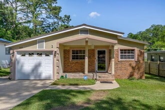 Building Photo - $250 Off Your Second Month's Rent + $250 Referral Bonus | Student-Friendly 3BR Home Minutes from ...
