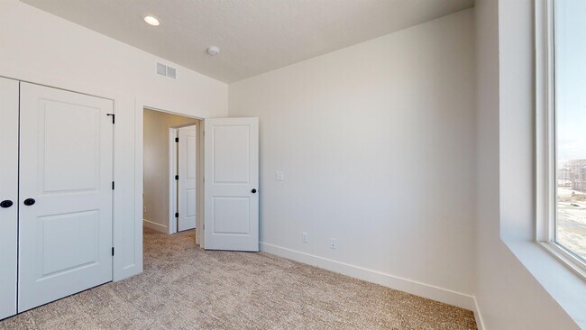 Building Photo - 547 W 1810 N