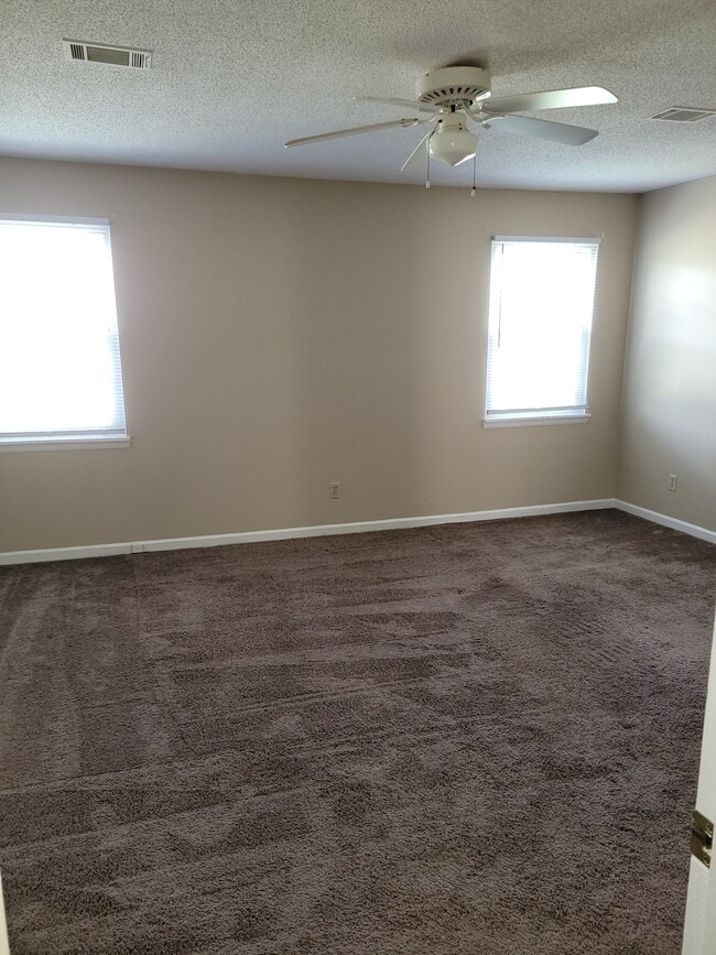 Building Photo - 12 Landview Ct