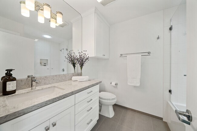 Large soaking tub in 2nd Bath - 1244 18th St