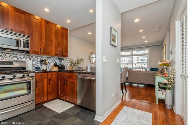 Building Photo - 657 W Fulton St