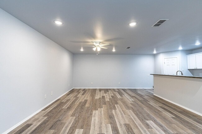 Building Photo - 1104 N Englewood Ave