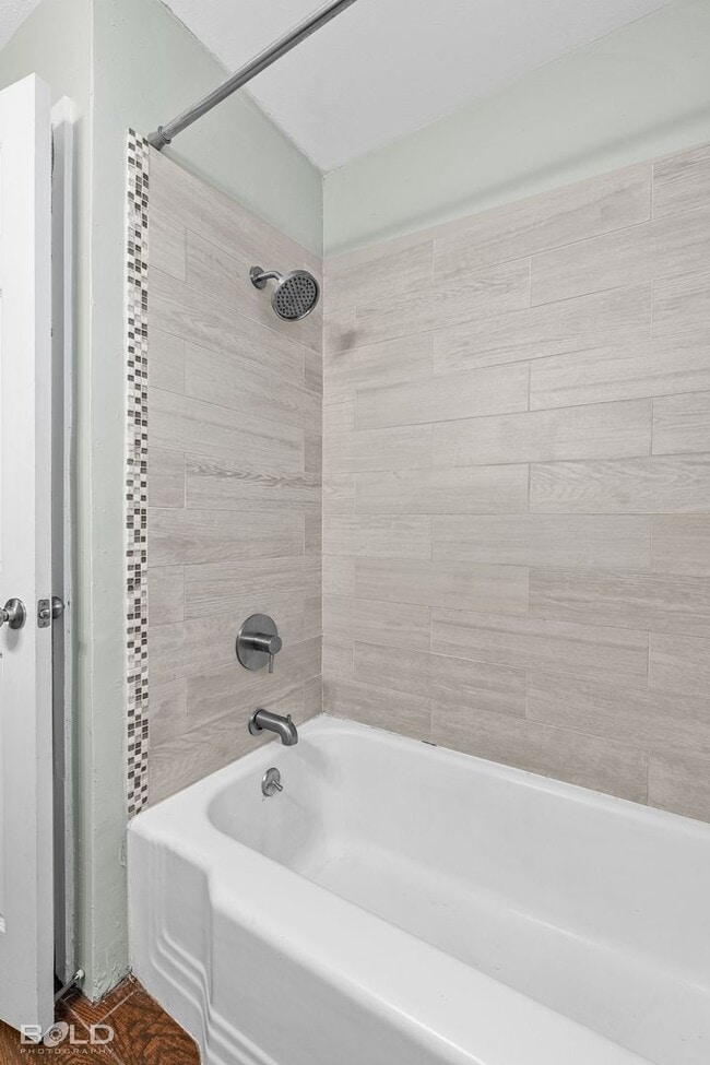 Building Photo - Check Out this 3 bed 2 bath