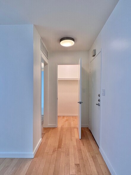 Building Photo - 11639 Chenault St