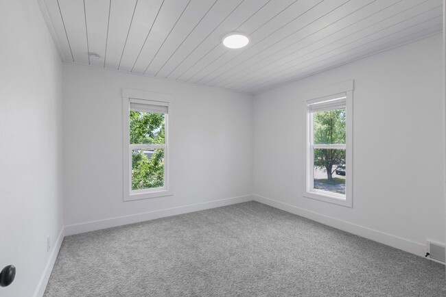 Building Photo - 5 Bed 2 Bath MODERN HERITAGE HOME