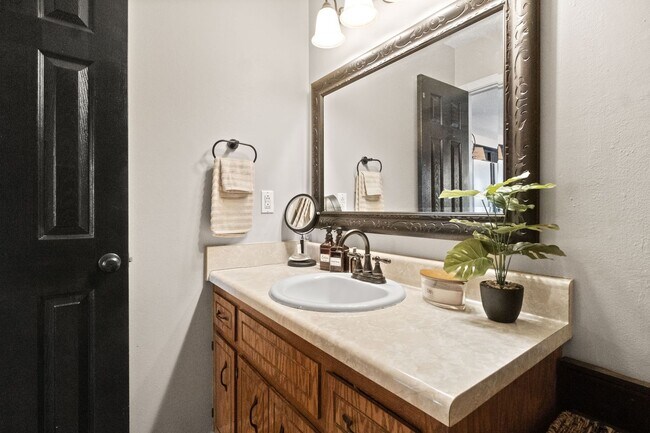 Building Photo - Lovely home in Peach Tree - Waiting for you to call home for the Holidays!