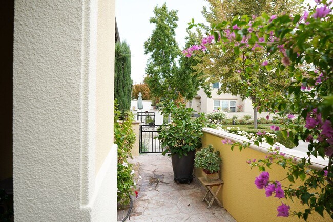 Building Photo - Beautiful Mediterranean-style Livermore Condo!
