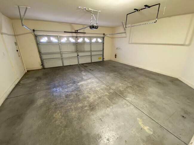 Building Photo - Wonderful 3 bed/2.5 bath home located in the South End of Vegas