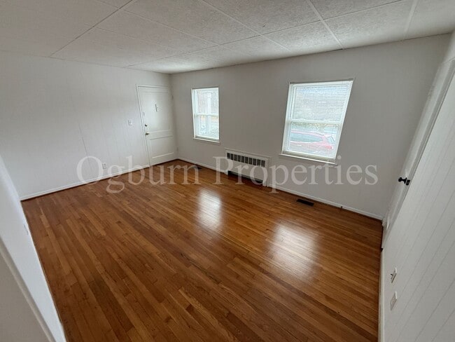Building Photo - 2505-A Queen St-Miller Park-2BR/1BA-1st Floor APT!!!