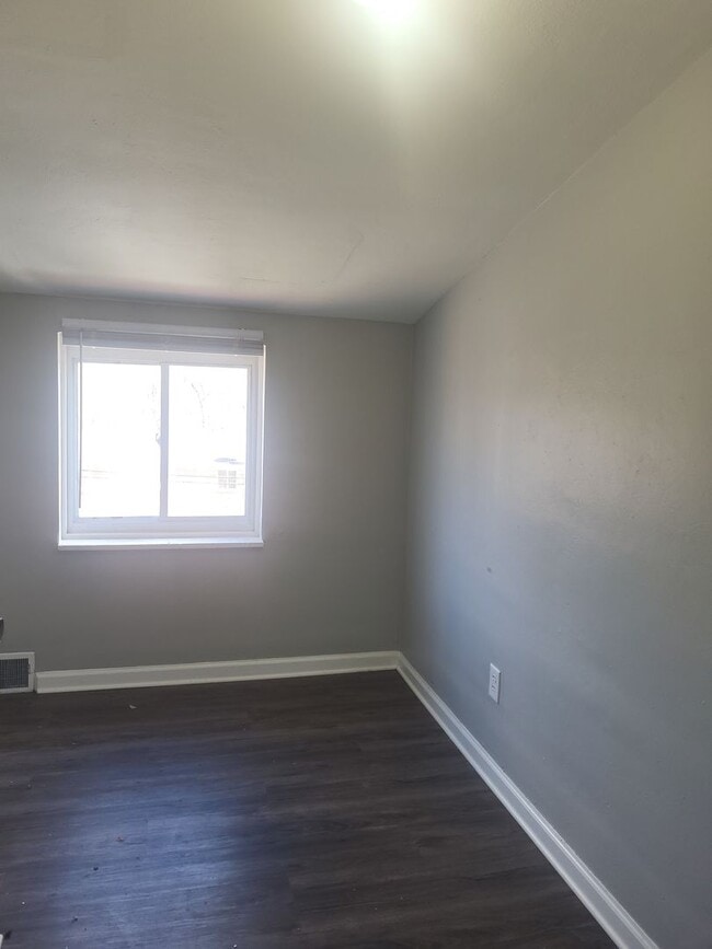 Building Photo - 3 bedroom duplex in Penn Hills with drivew...