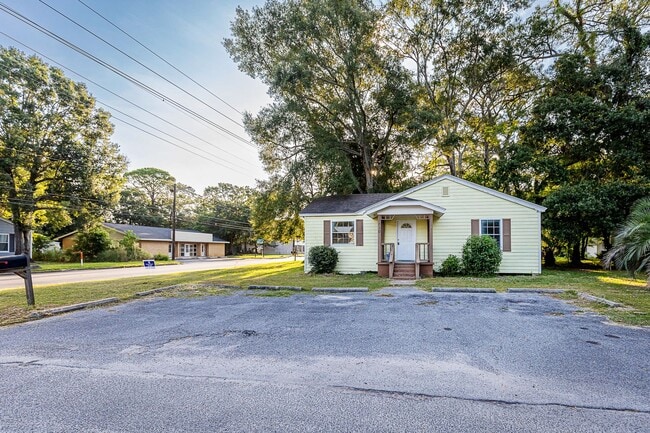 Building Photo - Cute 2 Bedroom Home