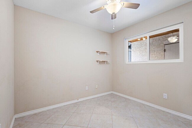 Building Photo - 3 Bedroom 2 Bathroom home available DECEMBER 5th