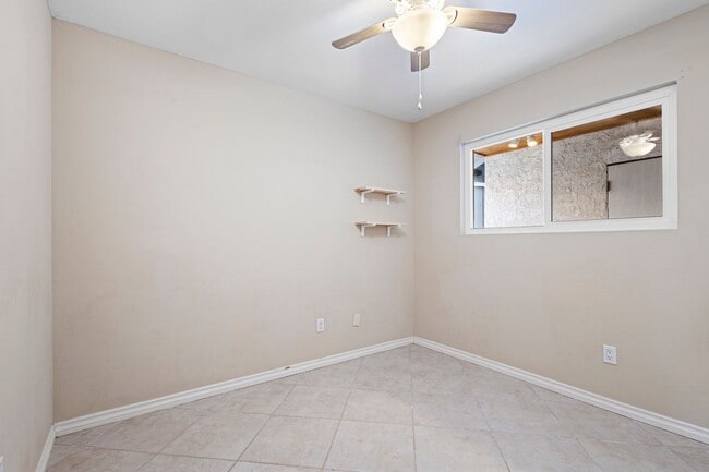 Building Photo - 3 Bedroom 2 Bathroom home available NOW