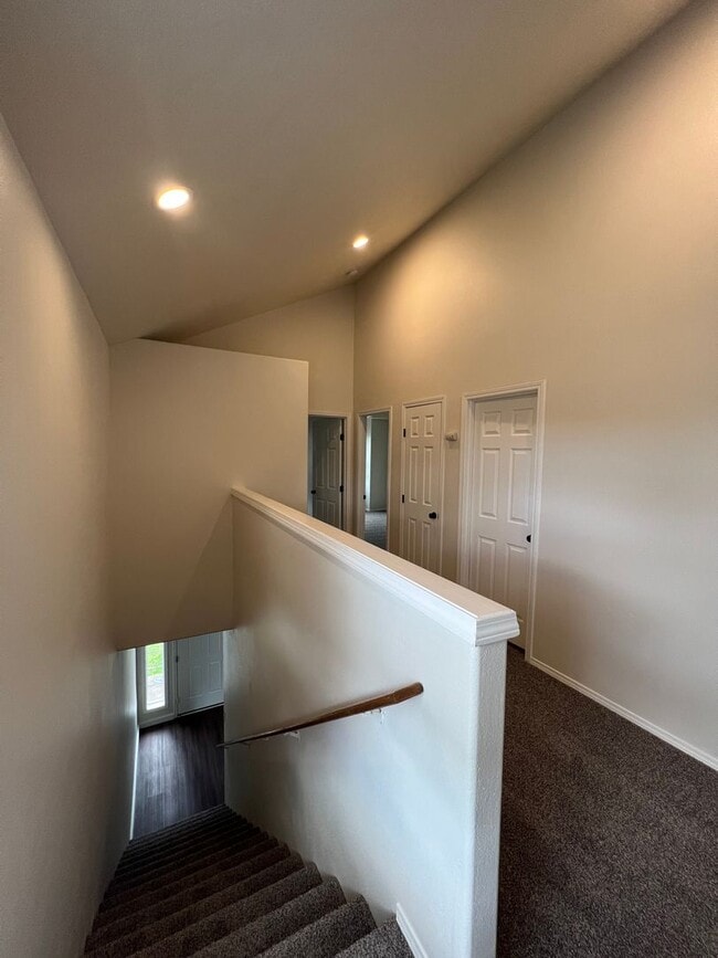 Building Photo - 3-bedroom 2 1/2-bathroom duplex