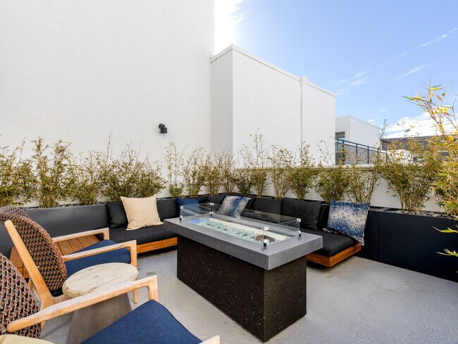 Building Photo - 616 Esplanade-SI FL2-ID440