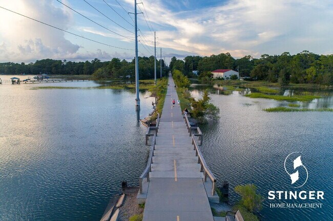 Building Photo - 1808 Lenora Dr
