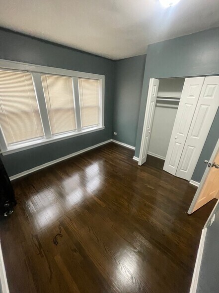 Building Photo - 2419 W 60th St