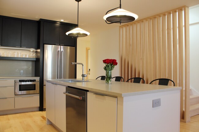 Building Photo - 105 S 26th St