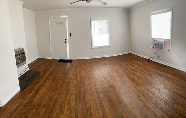 Building Photo - ! This charming one-bedroom oasis is now available, and it comes with a fantastic 2-year lease. D...