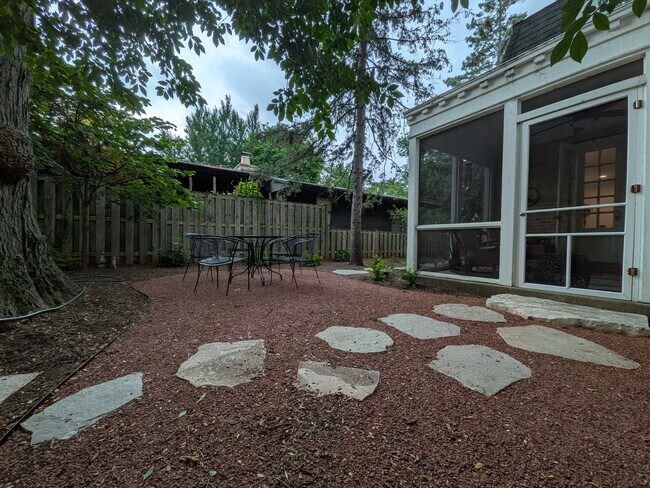 Building Photo - 2741 Lincolnwood Dr