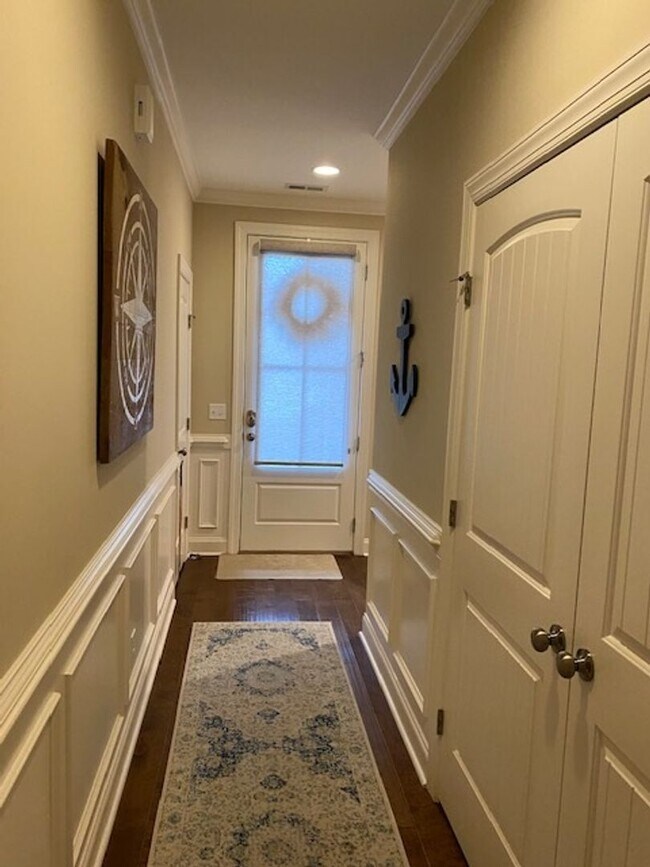 Building Photo - Amazing Furnished Town Home in Brunswick F...